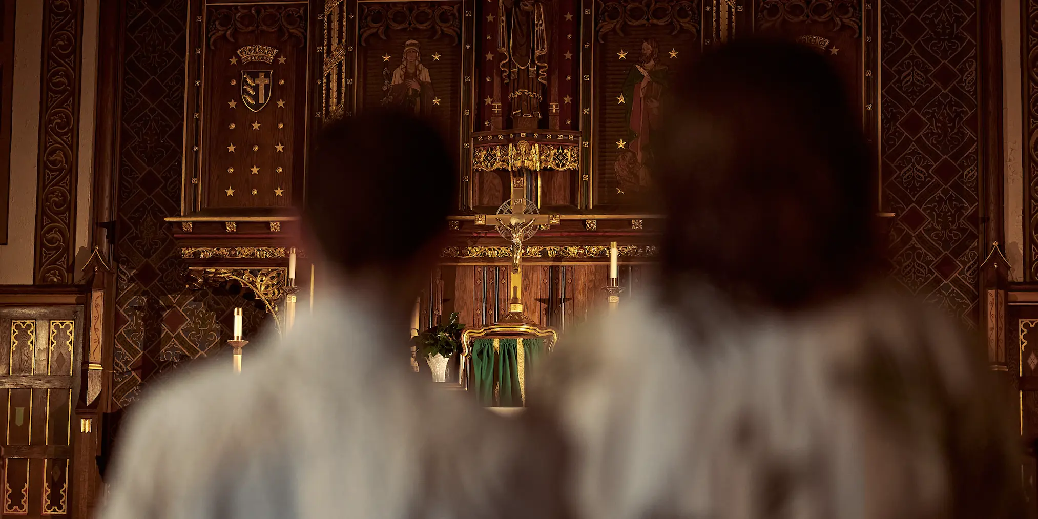 The altar of Saint Mark's Church in Saint Paul. A couple is blurred in the foreground, praying.